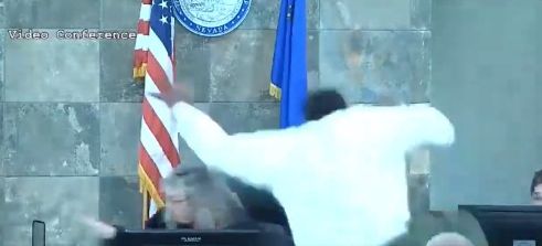 متهم يهاجم قاضية أمريكية متهم يهاجم قاضية أمريكية