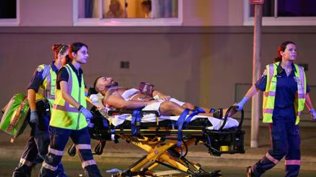 نقل أحد المصابين نقل أحد المصابين