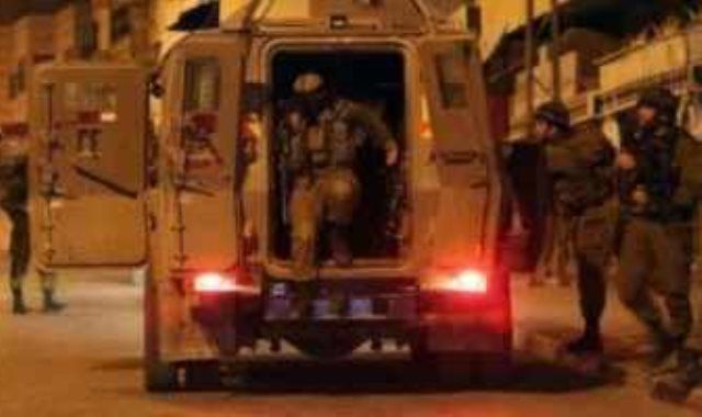 قوات الاحتلال الإسرائيلي تقتحم جنوب الخليل وتعتقل فلسطينيا وتحتجز آخرين