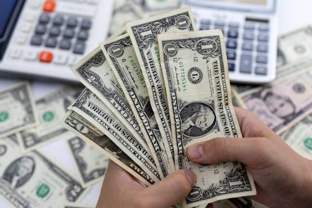 الدولار يرتفع طفيفاً قبيل بيانات التضخم