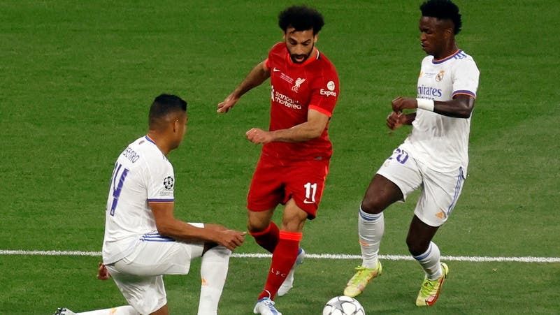 نجم برشلونة ينصح ريال مدريد بالتعاقد مع محمد صلاح "لحل مشاكل الملكي"