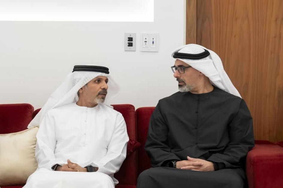 خالد بن محمد بن زايد يعزّي في وفاة فاطمة المنصوري