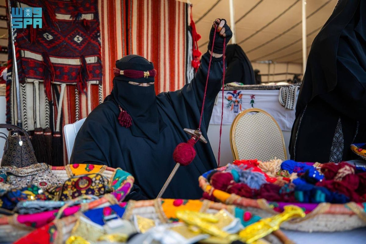 المشغولات اليدوية بمهرجان الكليجا تجسد ملامح التراث الشعبي