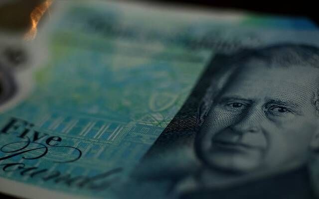 الإسترليني يرتفع مع ترقب بيانات اقتصادية بريطانية