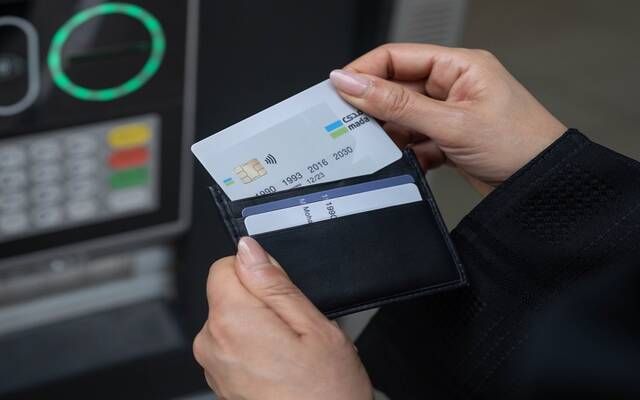 إنفاق المستهلكين الأسبوعي بالمملكة عبر نقاط البيع يتراجع إلى 14 مليار ريال