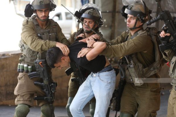 اعتقالات ومداهمات في بيت أمر شمال الخليل