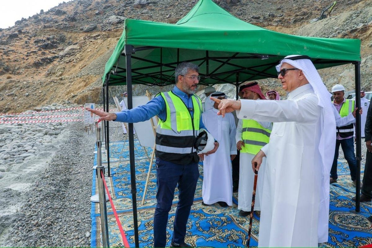 وزير "البيئة" يقف على جاهزية مشاريع المنظومة في مكة المكرمة استعدادًا لشهر رمضان ويُدشّن طائرة أبحاث الاستمطار