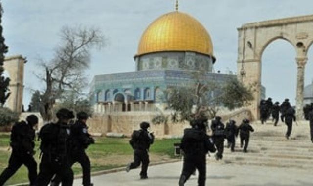 عشرات المستوطين يقتحمون باحات الأقصى.. و اعتقال 7 فلسطينيين من الضفة الغربية