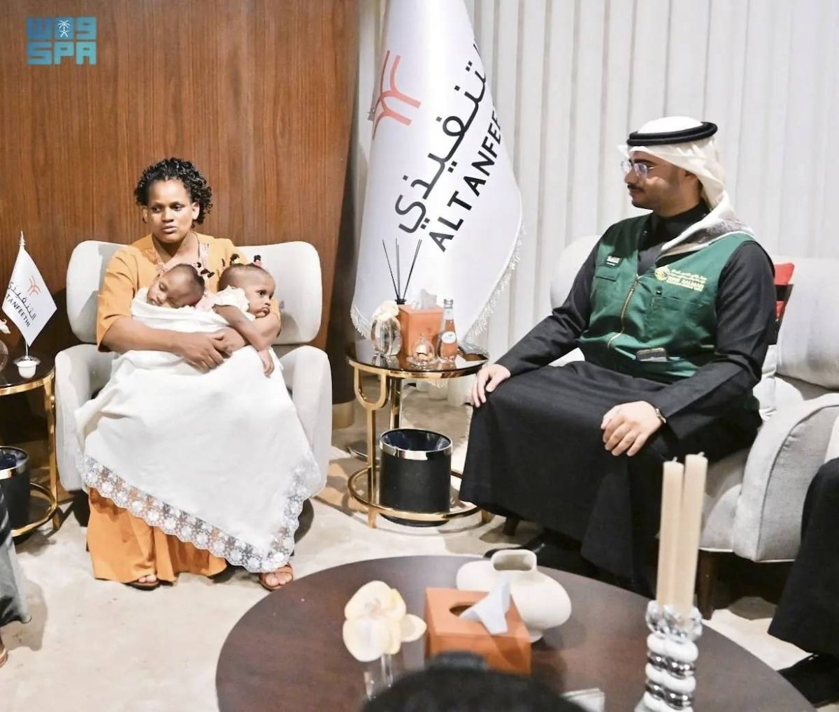 إنفاذًا لتوجيهات خادم الحرمين الشريفين وولي العهد.. وصول التوأم الملتصق التنزاني (لايتيينس ولوفنس) إلى الرياض