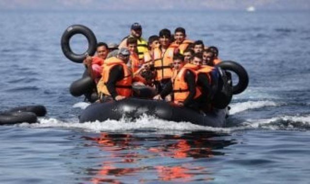 خفر السواحل اليوناني يحقق في تصادم مميت بينما يُعثر على 13 مهاجرًا شرق إيجه