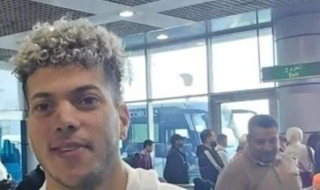 شاهد إمام عاشور بملابس الإحرام قبل السفر لأداء مناسك العمرة