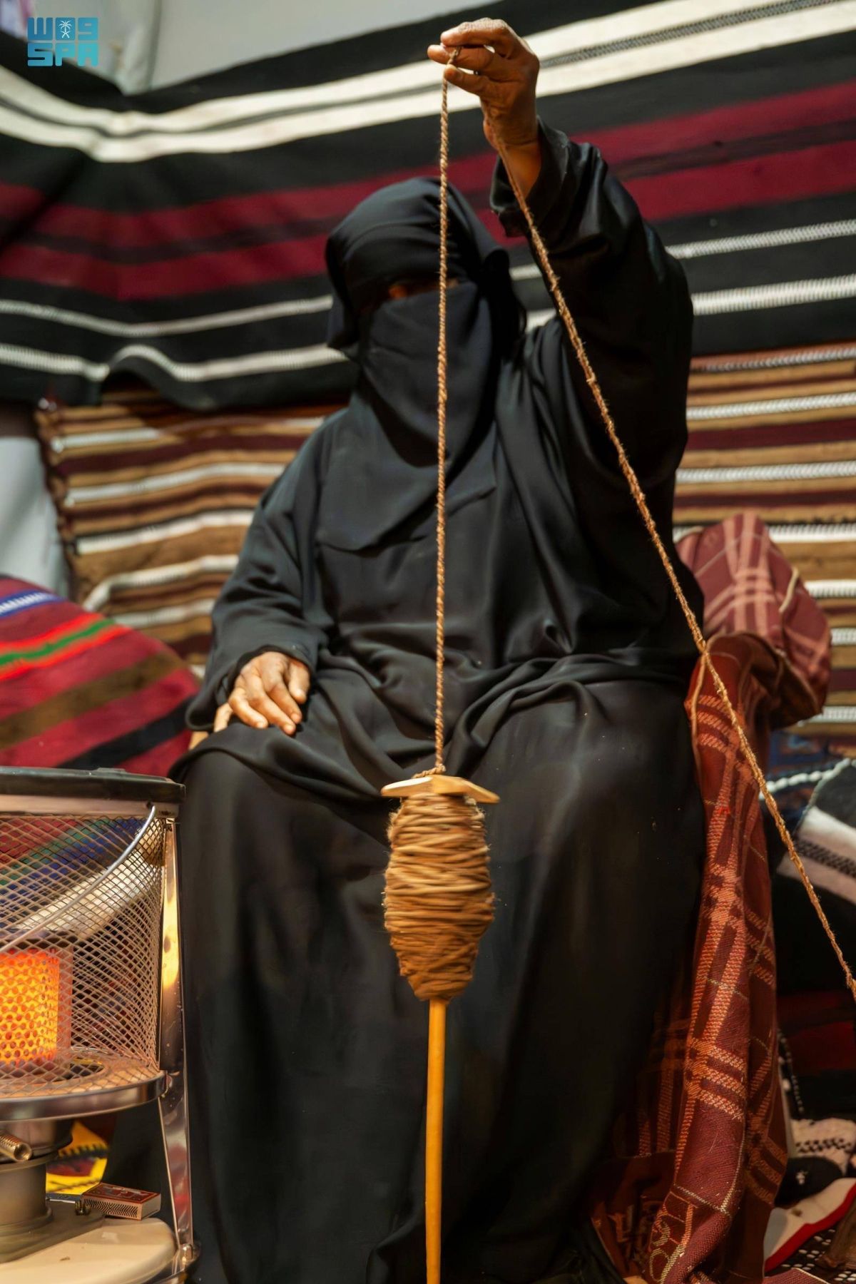 حرفة السدو تبرز حضورها التراثي في مهرجان التمور بدومة الجندل