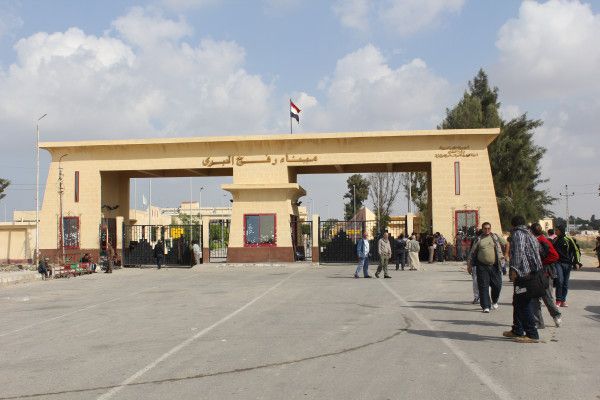 40 فلسطينياً يعودون إلى غزة عبر معبر رفح ضمن الدفعة السادسة رغم القيود الإسرائيلية