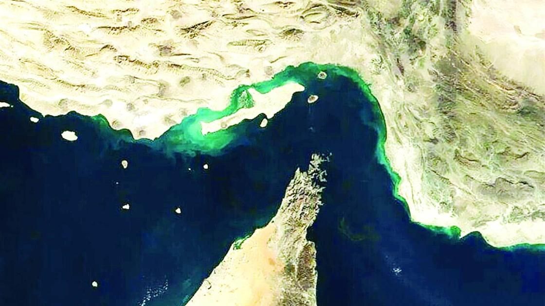 «بلومبيرغ»: إيران تناور بمشروع قانون لفرض رسوم على عبور مضيق هرمز