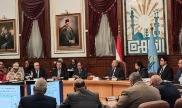 ​محافظ القاهرة يوجه بتكثيف الرقابة على الأسواق والمواقف استعداداً لعيد الفطر ​