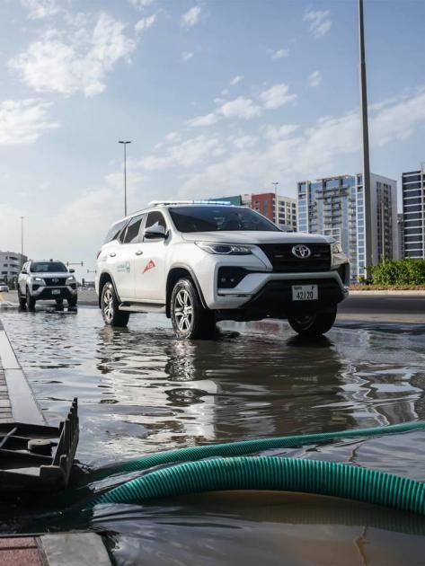 دبي.. جهود ميدانية مكثفة لمواجهة الأمطار وضمان سلامة الطرق