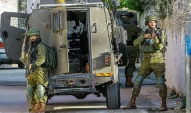الاحتلال يقتحم بلدة فلسطينية ويطلق الرصاص صوب مركبة
