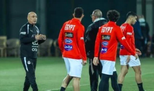 مهند لاشين ومروان عطية وعاشور فى خط وسط منتخب مصر أمام إسبانيا