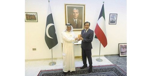 «العرفج» يوحّد الديبلوماسية.. والسفير البحريني يهدي نظيريه الروسي والباكستاني الشعار