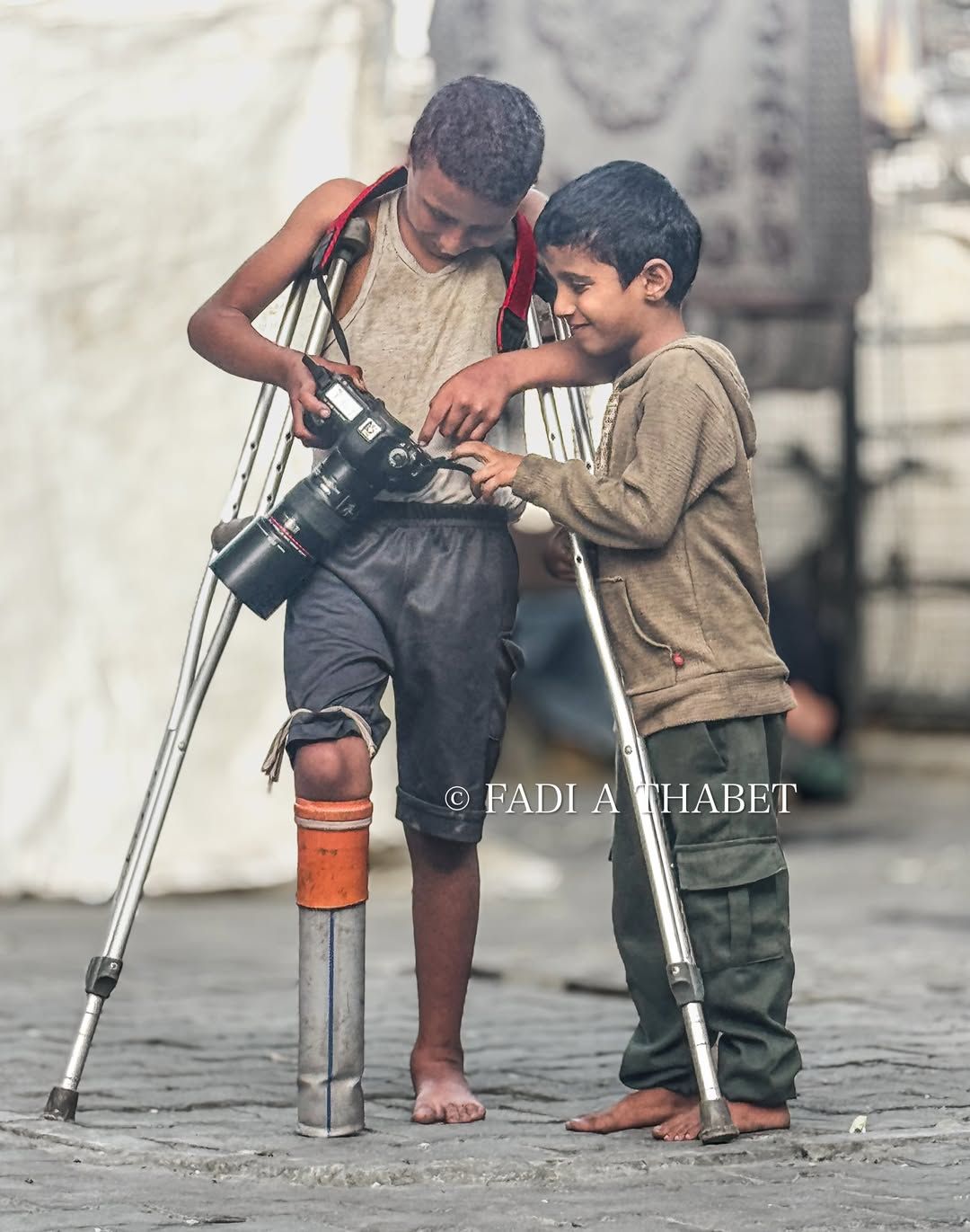راتب وصديقه يشاهدان الصور