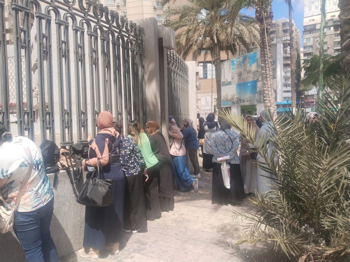  أولياء أمور طلاب الثانوية العامة ينتظرون ابنائهم في محيط لجان الامتحانات بالإسكندرية