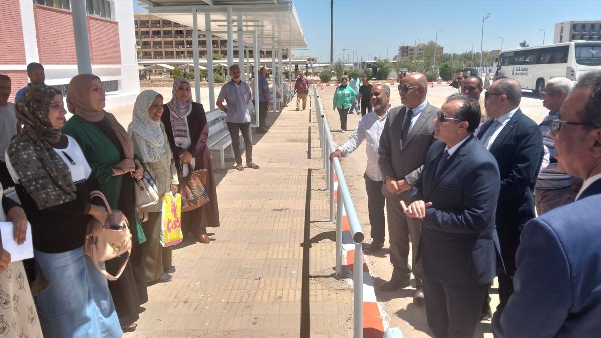 رئيس جامعة قنا يفتتح موقف الأتوبيسات الجديد للعاملين 