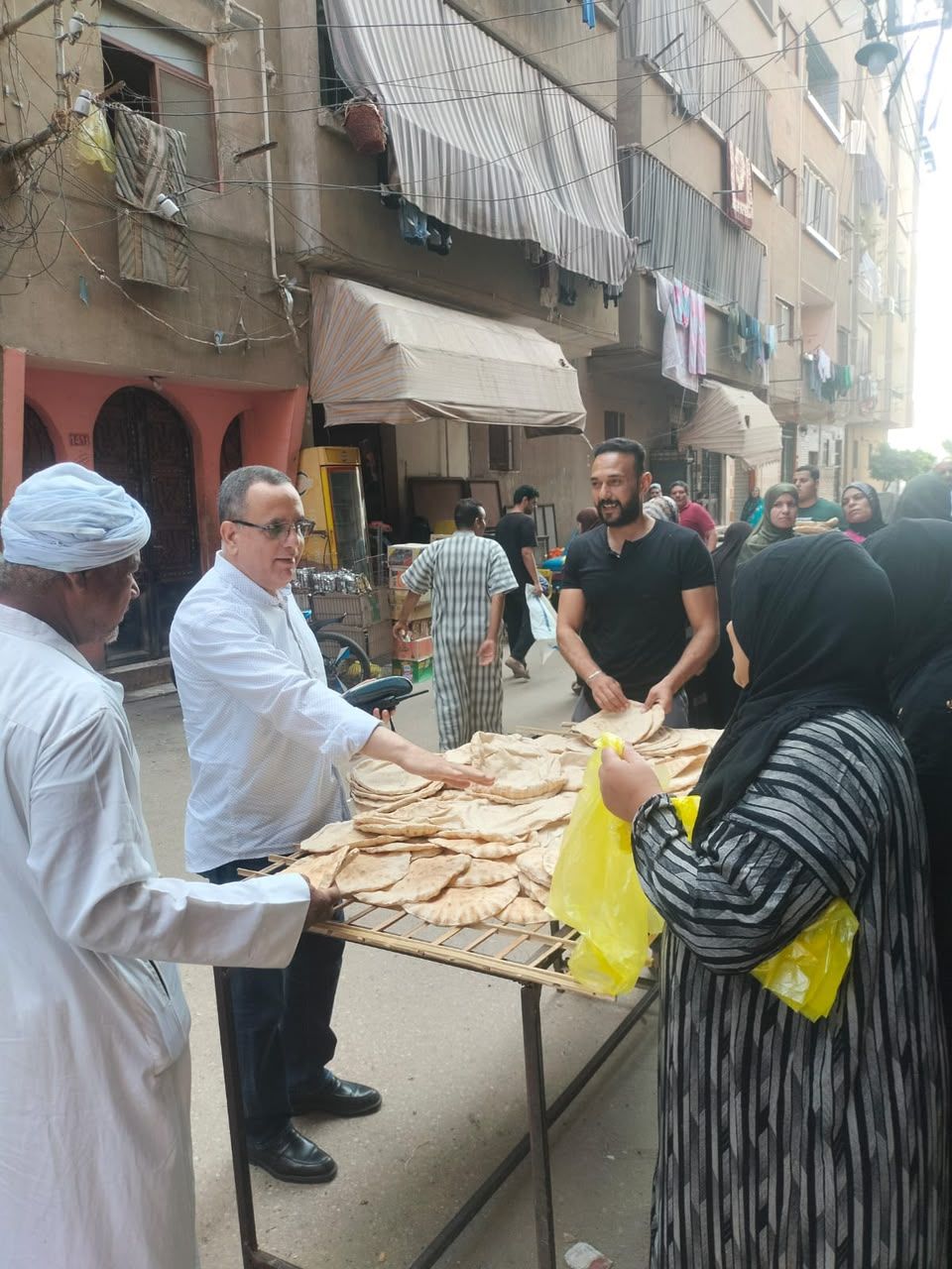ضبط 283 شيكارة دقيق مدعم و7 أطنان مخللات 