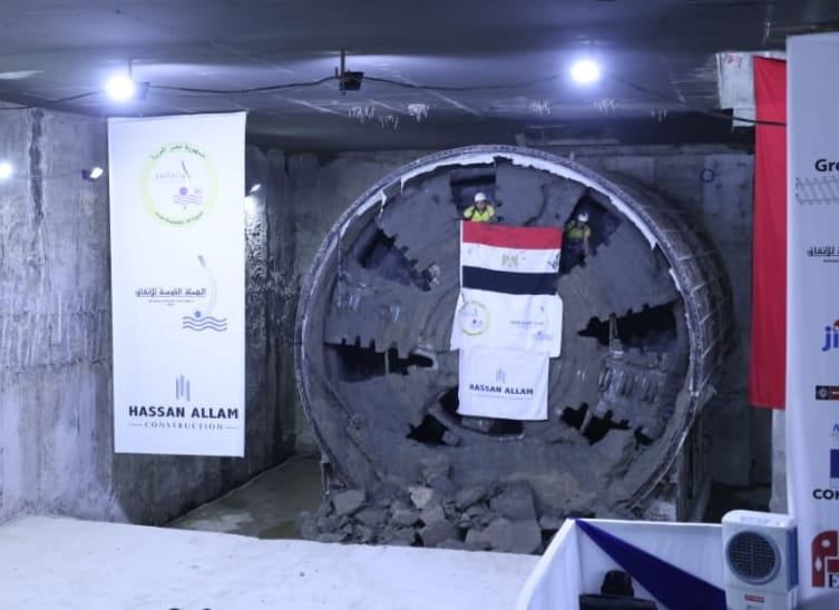 احتفال العمال بالانجاز