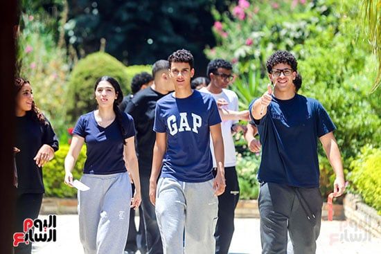 لحظة خروج الطلاب من امتحان اللغة العربية
