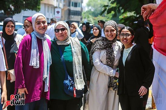 فرحة الطالبات بعد الامتحان