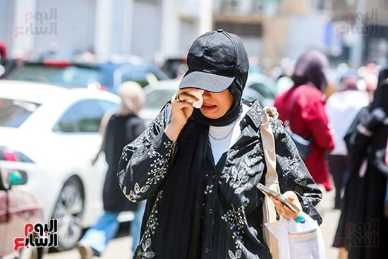 طالبة تبكى لصعولة الامتحان