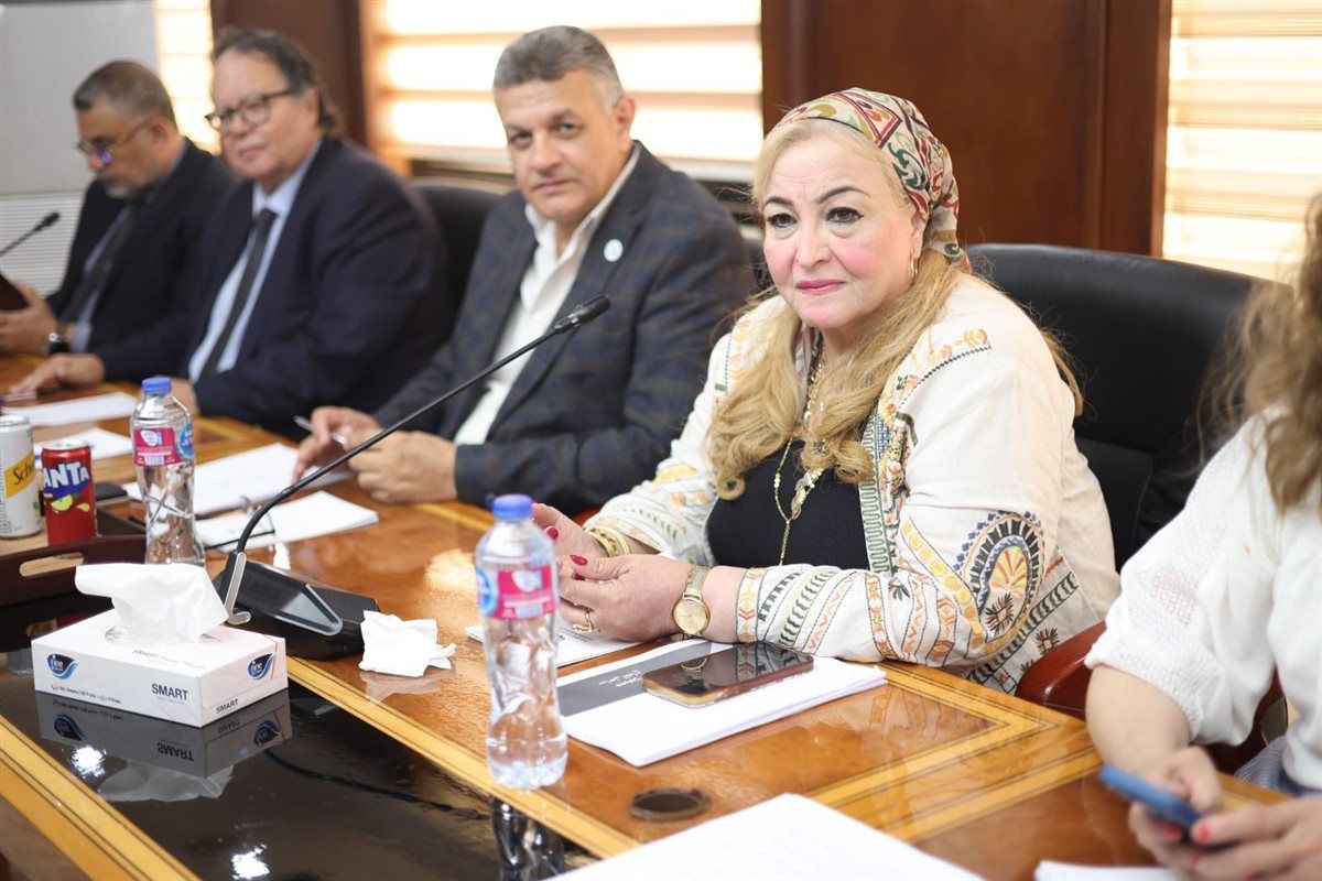 غرفة الصناعات الغذائية مع وزير الموارد الحيوانية والسمكية بجمهورية كوت ديفوار