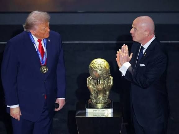 جياني إنفانتينو يمنح دونالد ترامب جائزة الفيفا الأولى للسلام
