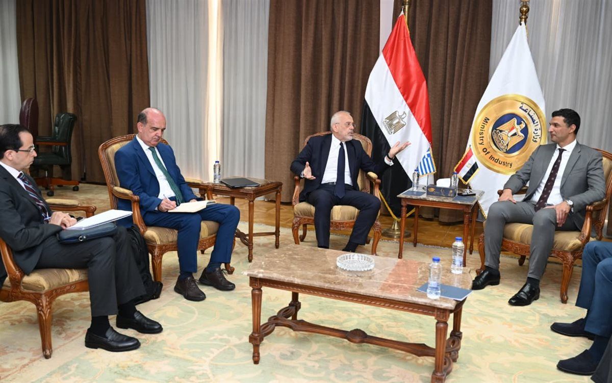 لقاء المهندس خالد هاشم وزير الصناعة مع السفير نيكولاس باباجورجيو