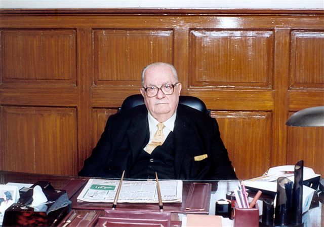 الكاتب ثروت اباظة بمكتبه بالاهرام 
