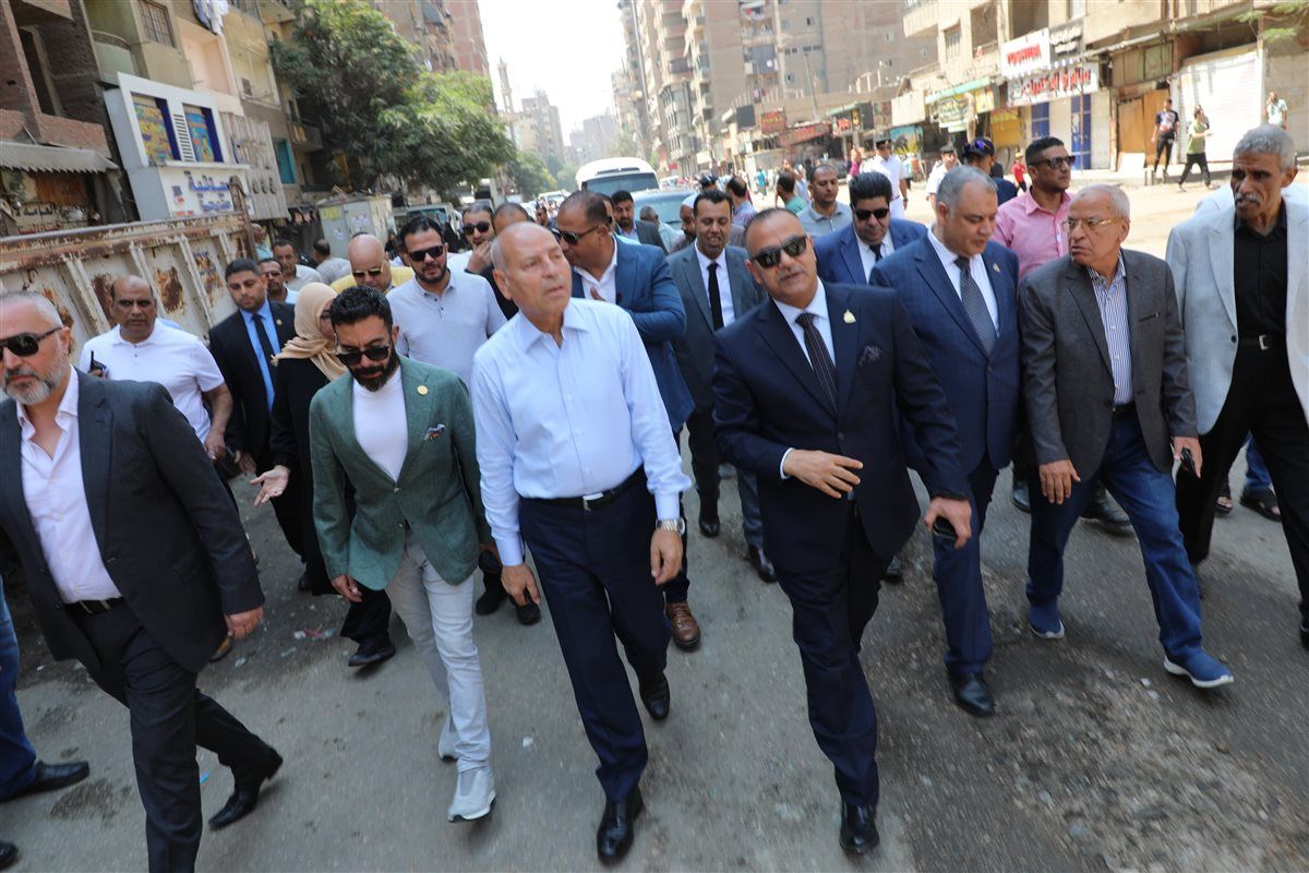 في جولة مفاجئة، محافظ القاهرة يقرر سحب اللوحات المعدنية للميكروباصات المخالفة 