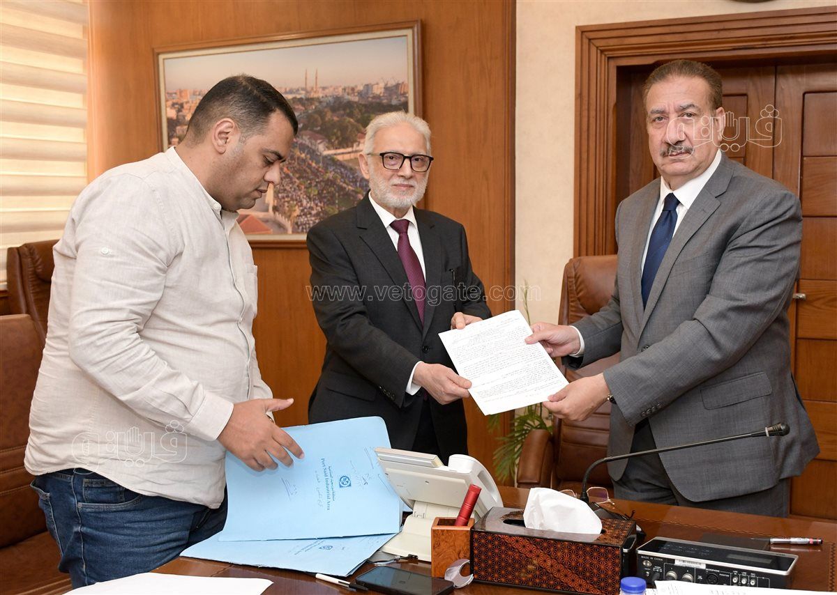 محافظ بورسعيد يوقع عقود المصانع 