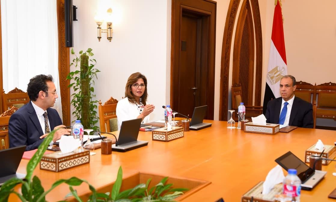 وزير الخارجية مع رئيسة الأكاديمية الوطنية للتدريب