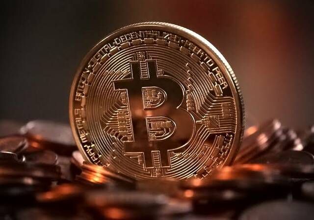 "بيتكوين" تستقر فوق 64,000 دولار مع التركيز على اتفاقية هرمز