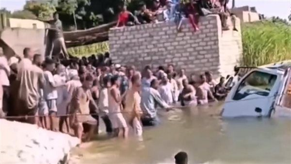 لحظات توثق شهامة أهالي أبوقرقاص في انتشال سيارة من المياه بالمنيا (فيديو)