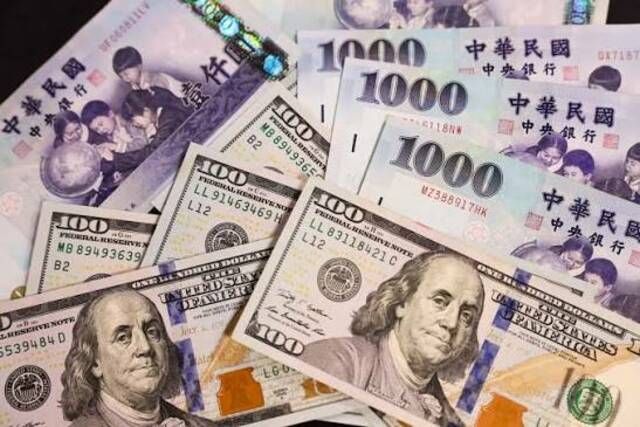 الدولار يتماسك والعملات الآسيوية تتذبذب وسط حالة من عدم اليقين