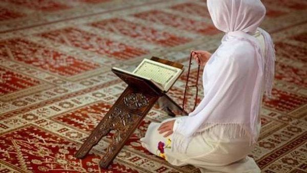 عالم أزهري عن واقعة منع فتاة من الصلاة داخل مطعم: صلاة المرأة في بيتها هو الأصل