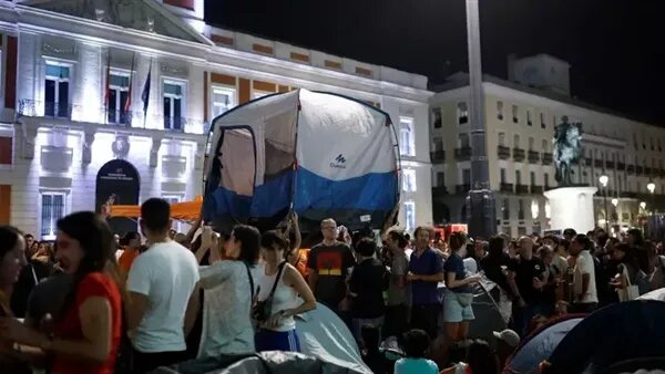 لعنة الإيجار القديم تصل إسبانيا، الآلاف يحتجون في مدريد بعد واقعة "طرد المسنة" من شقتها (فيديو)