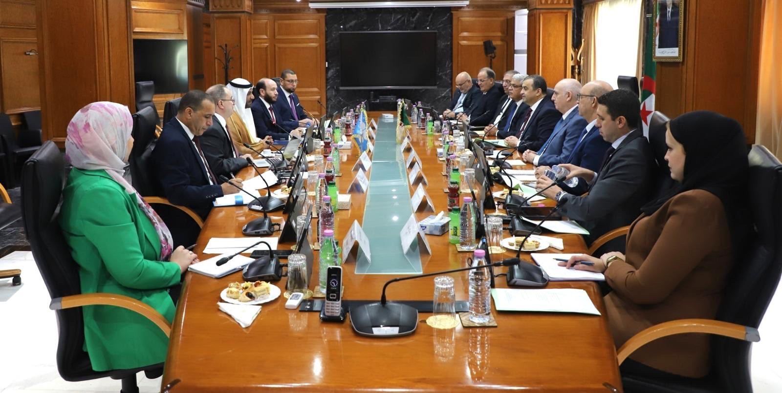 جانب من مباحثات أمين عام أوبك في الجزائر