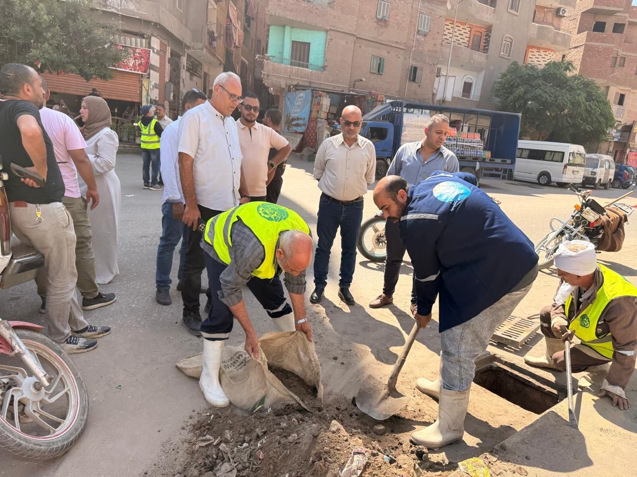 تطهير بالوعات الصرف بالشوارع