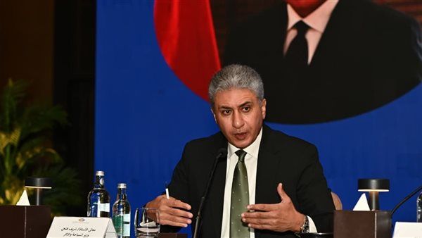 شريف فتحي: مشروعات النقل الحديثة تتيح للسائحين الاستمتاع بأكثر من منتج سياحي