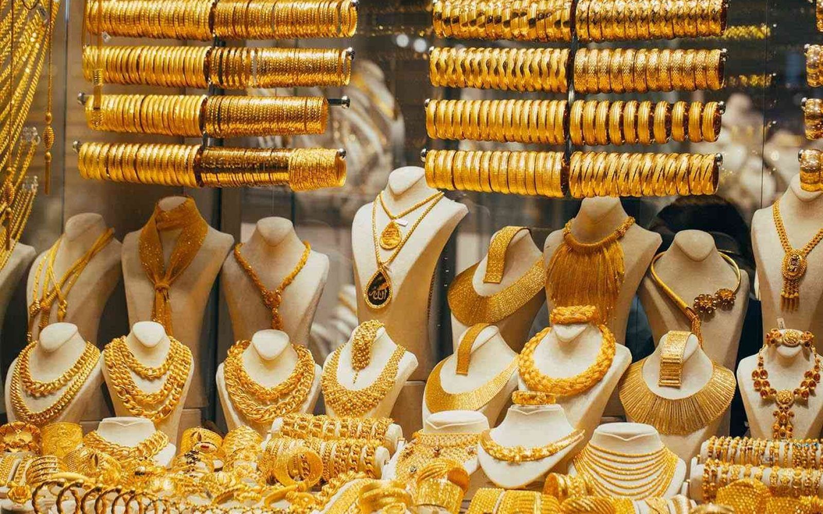 مشغولات ذهبية في أحد المعارض بدولة الإمارات
