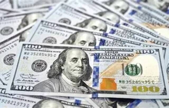 مكاسب جديدة للدولار مع صعود النفط وتقلبات السندات