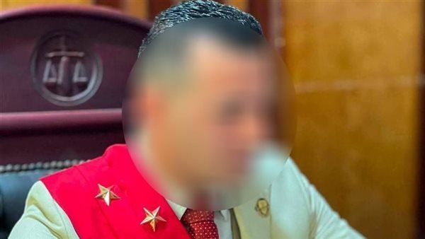 القلق يسيطر على المتهم بانتحال صفة قاضي و3 موظفين بمحكمة شمال القاهرة خلال جلسة محاكمته
