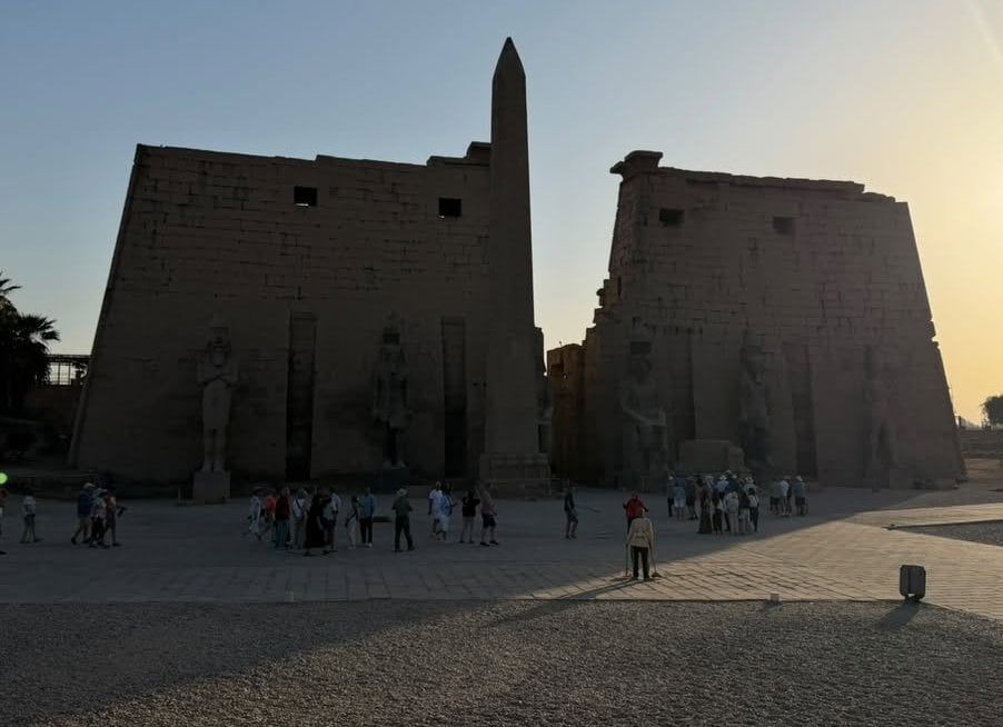 التوافد السياحي فى قلب معبد الأقصر التوافد السياحي فى قلب معبد الأقصر